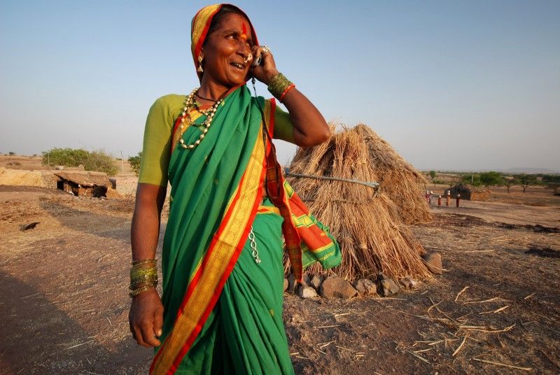Indian rural woman with smartphone_mini_mini